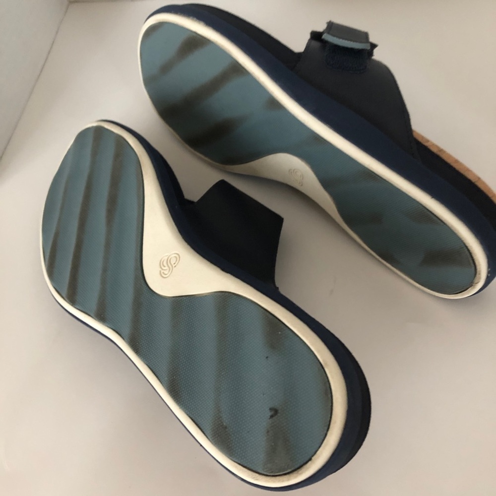 NOT FOR SALE. Clarks Cloudsteppers. Navy Thong Sandals. - Picture 4 of 7